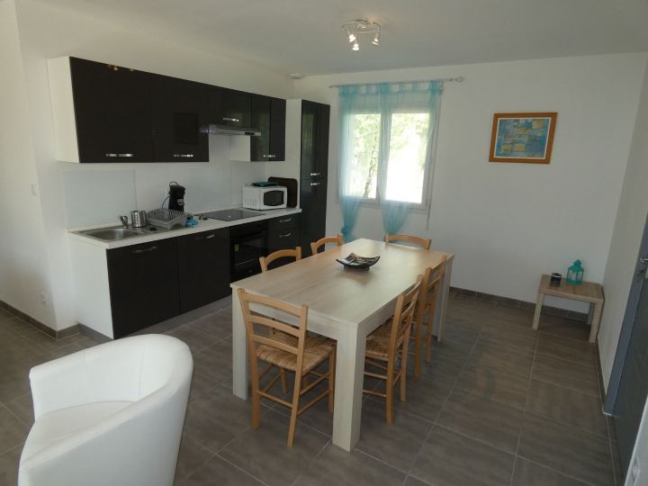 La cuisine de la villa Mistral, location de vacances à St Paul le Jeune en Ardèche méridionale